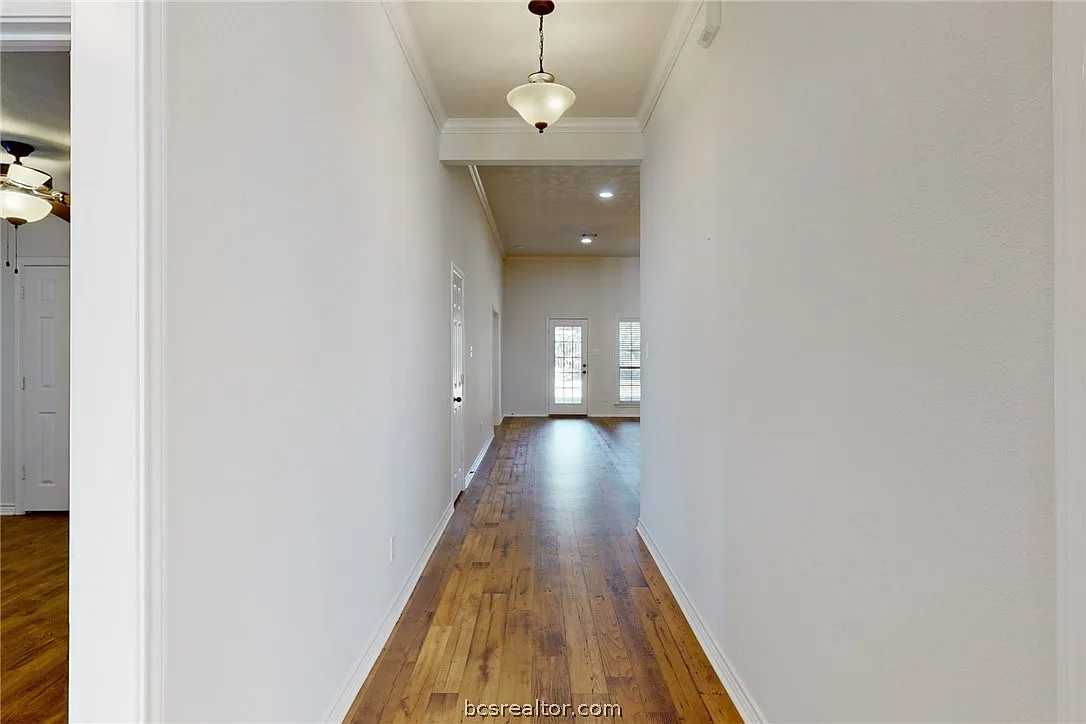 5 bed, 2343 sqft, $2,900 — Photo 3
