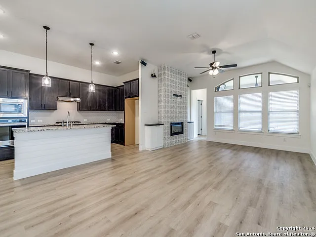 5 bed, 3.0 bath, 2106 sqft, $2,550 — Photo 3