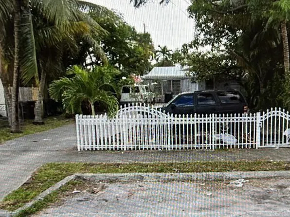 476 E 19th St, Hialeah, FL 33013