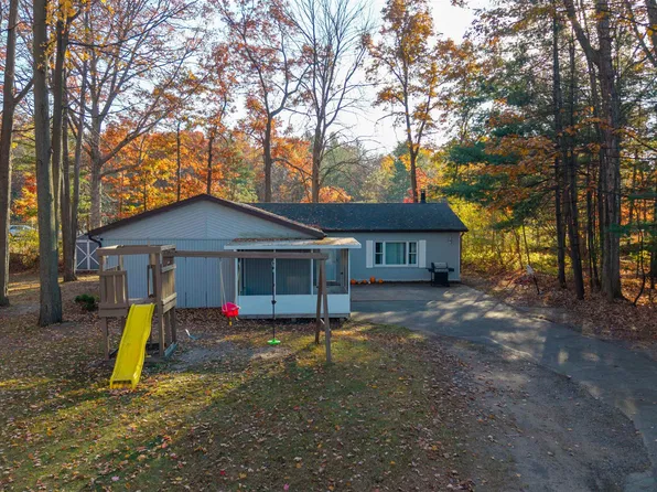 2515 N Peterson Dr, Sanford, MI 48657