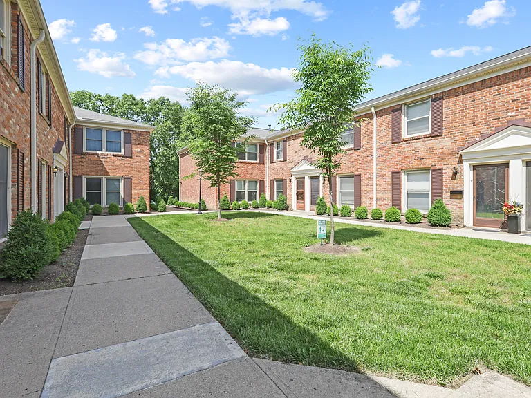 943 Manor Ln — Photo 37