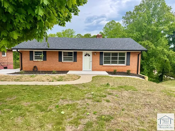 1411 Roundabout Rd, Martinsville, VA 24112