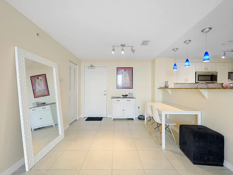 215 SW 42nd Ave #708 — Photo 5