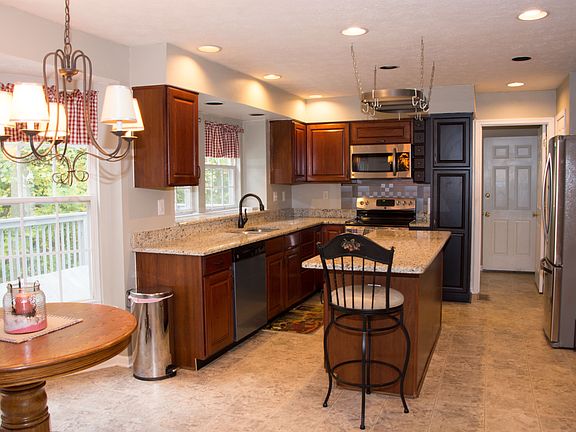 Large combined kitchen with breakfast area