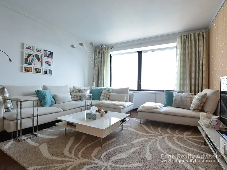 65 E India Row #25D — Photo 1