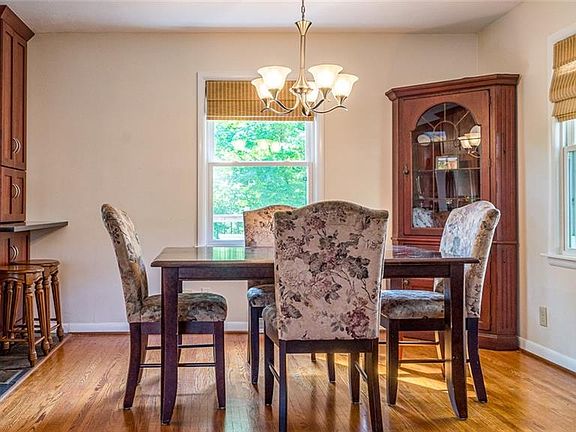 5th image of 26 Arlington Dr