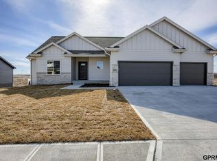 18471 Greenleaf St, Omaha, NE 68136