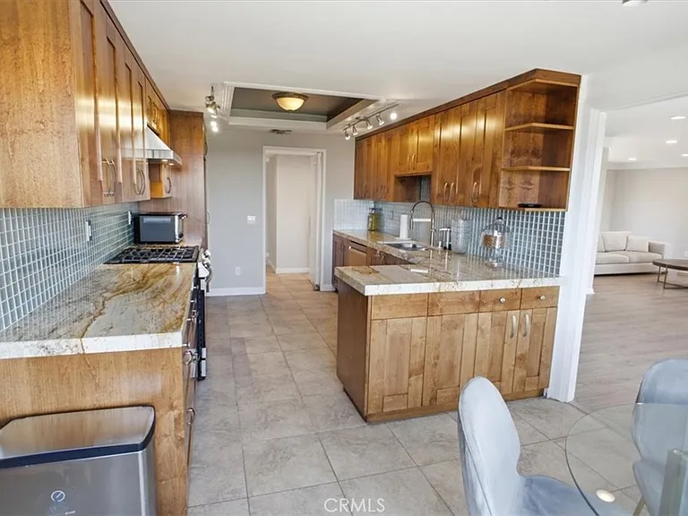 321 E Stocker St #301 — Photo 6