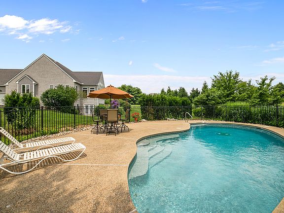 4th image of 265 Regent Cir