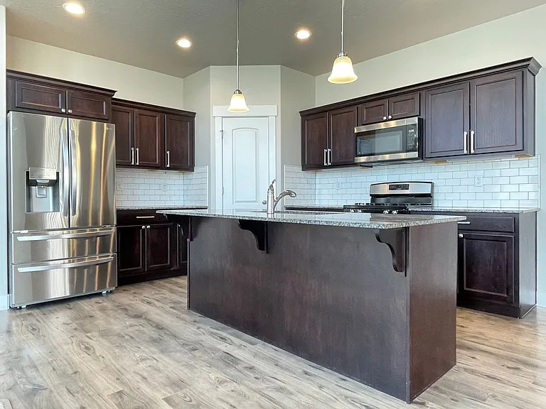 446 N Hillview Dr — Photo 11