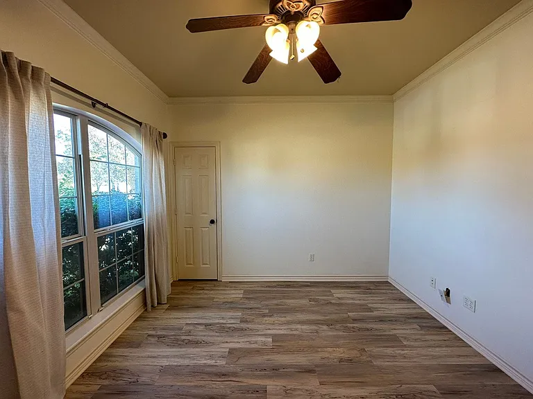 626 Huntwick Ln — Photo 12
