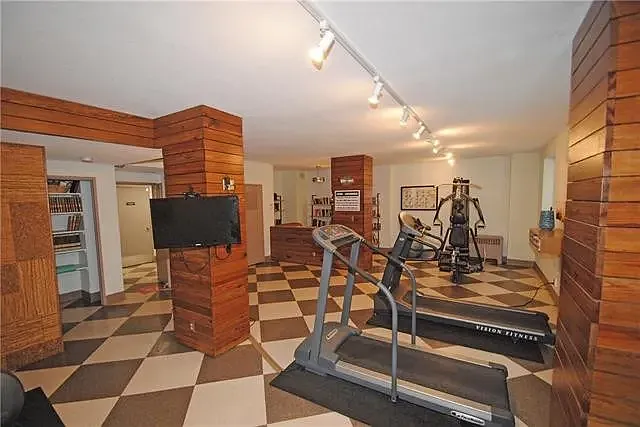 333 W Meyer Blvd — Photo 2