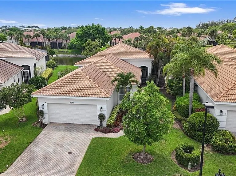 8541 Pepper Tree Way — Photo 2