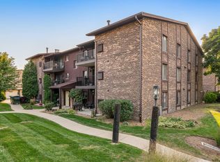 59 W 64th St APT 103, Westmont, IL 60559