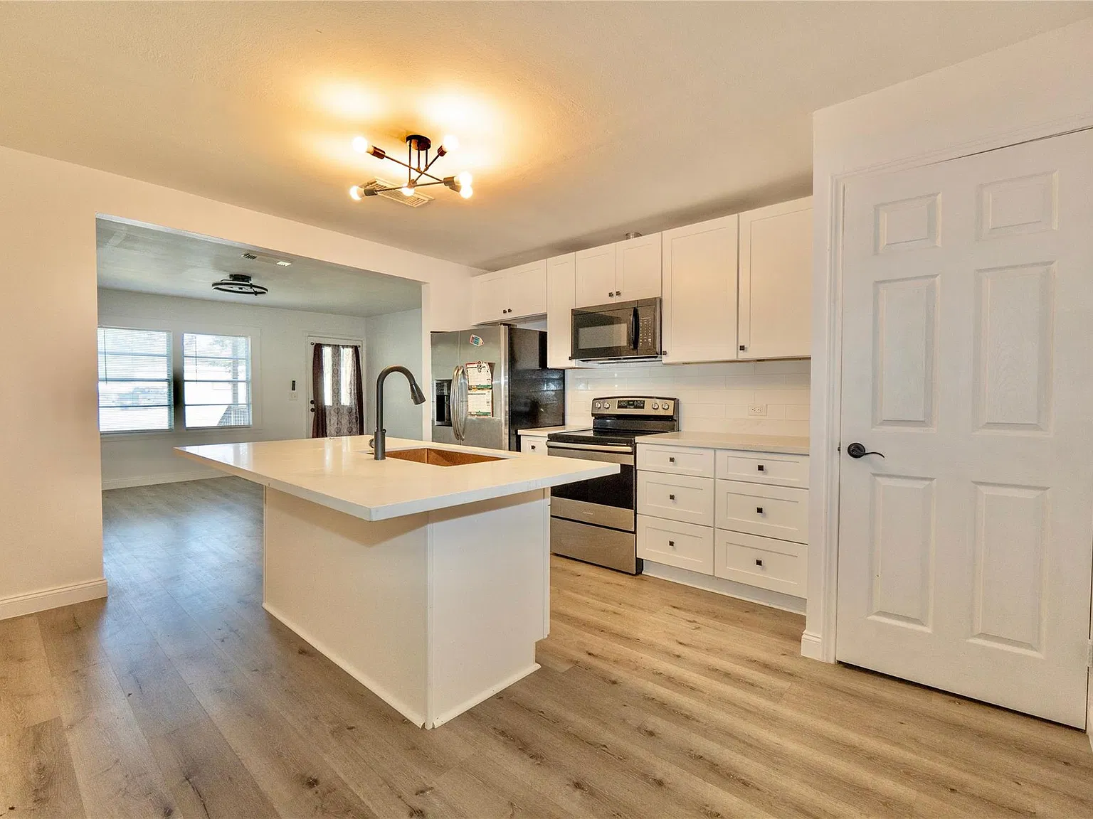 2 bed, 1.0 bath, 840 sqft, $1,400 — Photo 2