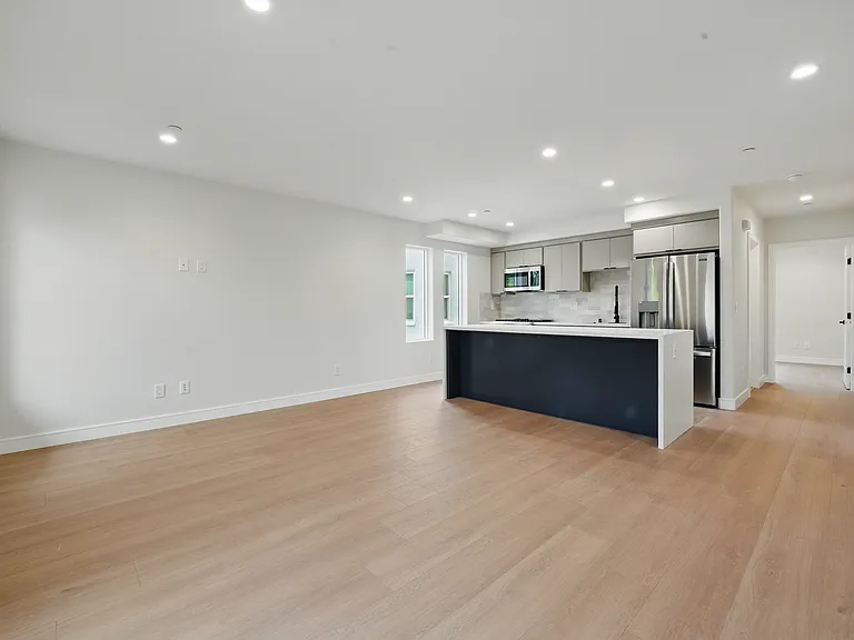 8236 1/2 Blackburn Ave — Photo 26