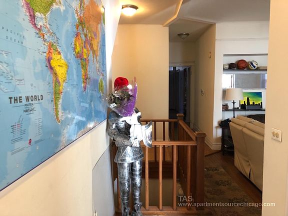 3rd image of 3019 N Kenmore Ave APT 2