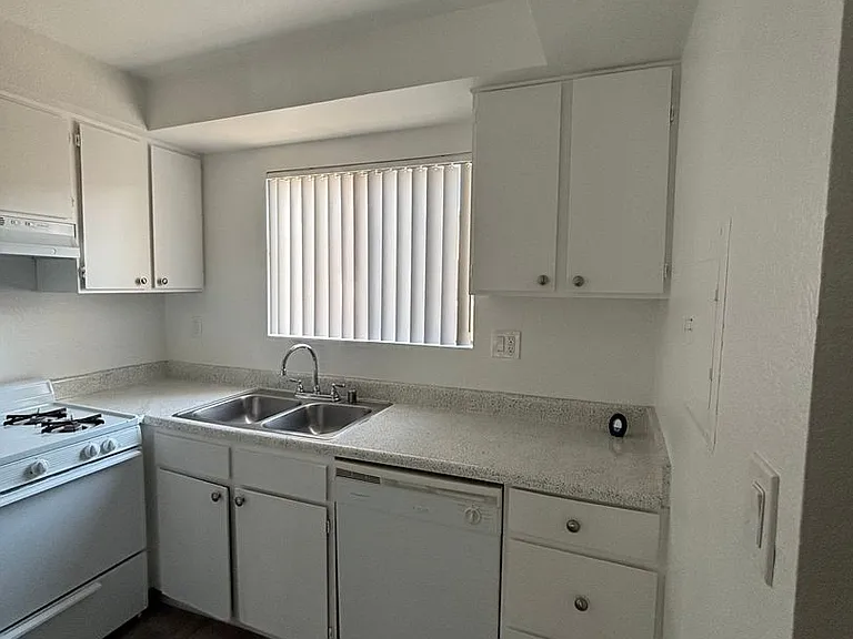 Welcome to 12909 Cordary Ave Comfort & Convenience in the Heart of Hawthorne! — Photo 7