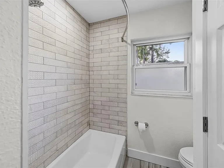 402 Erie Ave — Photo 44