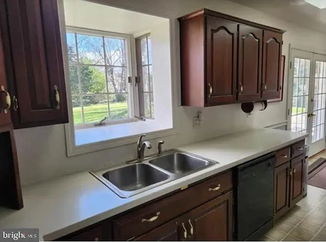 3 bed, 1.5 bath, 2786 sqft, $2,850 — Photo 3