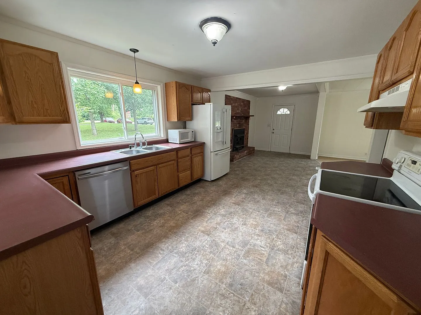 Shaded lot in Yorktown over half an acre and 2 garages. — Photo 4