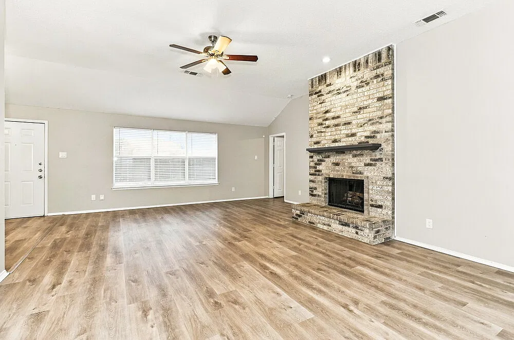 3 bed, 2.0 bath, 1616 sqft, $2,230 — Photo 3