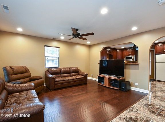 3rd image of 2427 Burbank St
