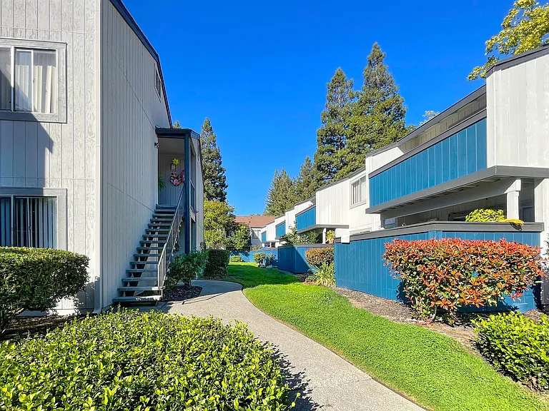 Kentwood Apartments — Photo 64