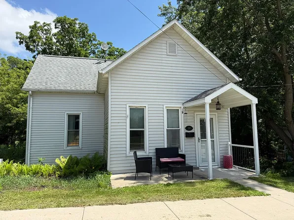 832 Beecher St, East Dubuque, IL 61025
