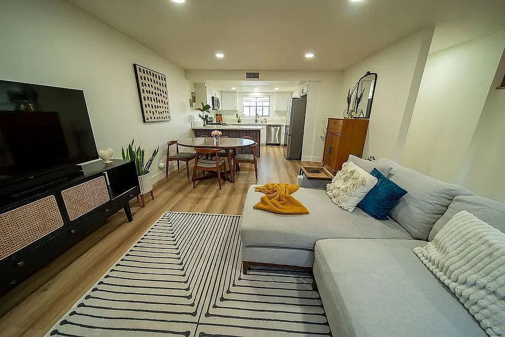 2 bed, 1.5 bath, 1350 sqft, $3,200 — Photo 2