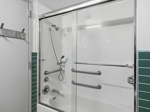 4th image of 106 S Park St #201