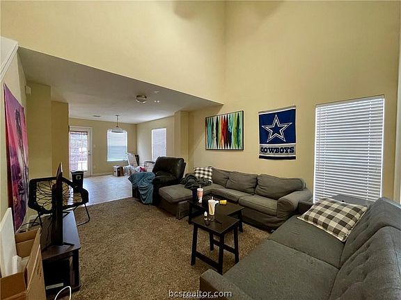 3rd image of 513 Nelson Ln
