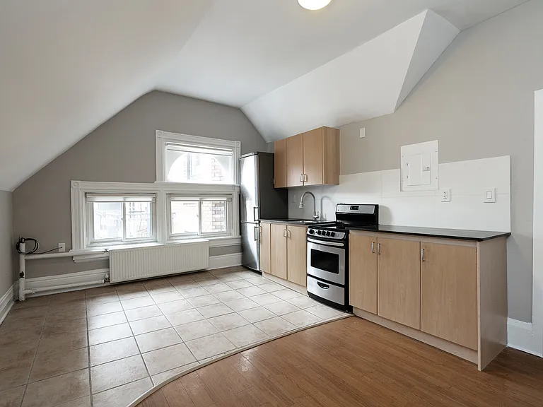 160 Huron St — Photo 1
