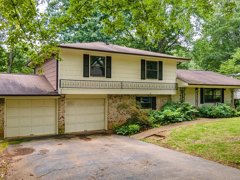 916 Huntington Cir — Photo 3