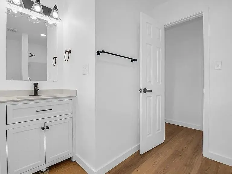 290 E Smith St — Photo 26