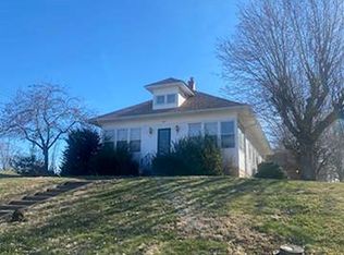 402 N 5th St, Albion, IL