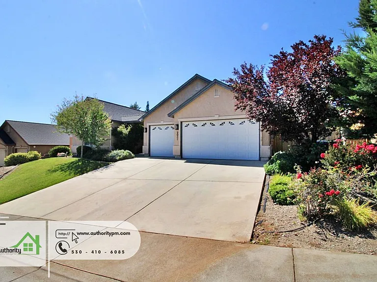 2052 Hedgerow Ave — Photo 3