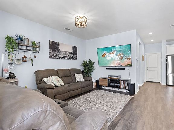 3rd image of 524 Turnstone Ln