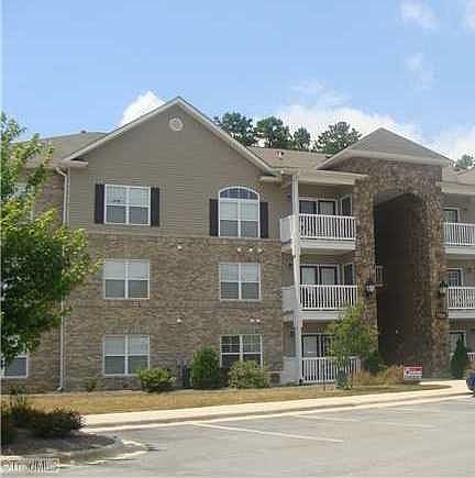 2nd image of 7106-302 W Friendly Ave