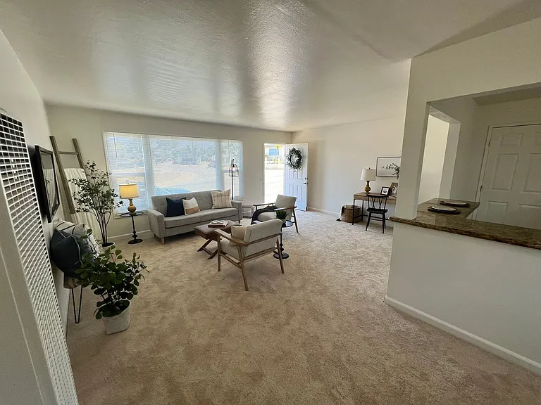 1560 La Salle Ave — Photo 6