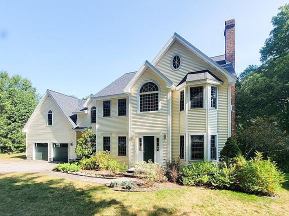 3rd image of 10 Hyde Park Circle