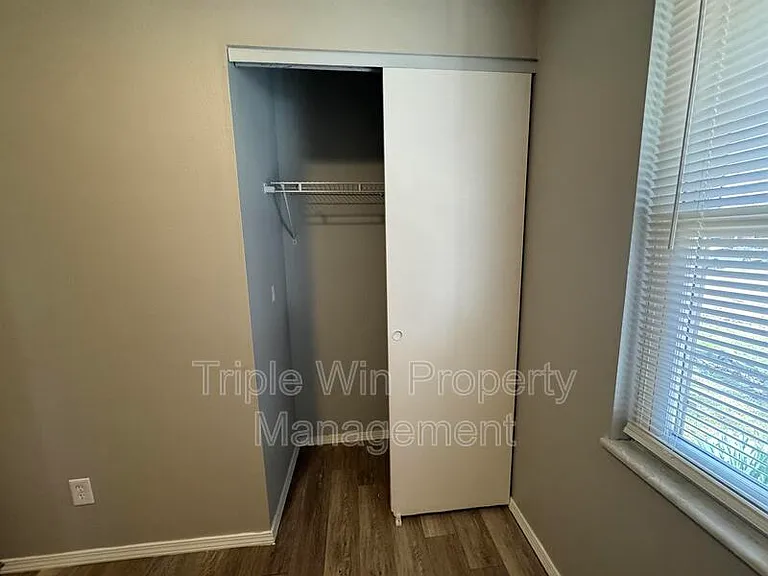513 Coachway Ln — Photo 20