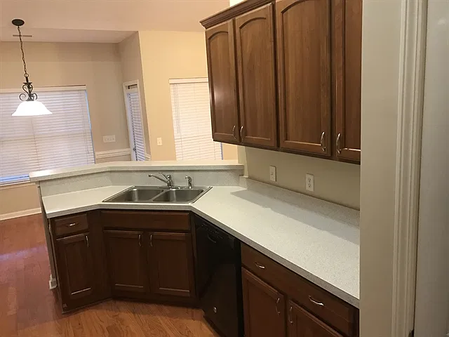 4 bed, 2.0 bath, 2185 sqft, $2,570 — Photo 3