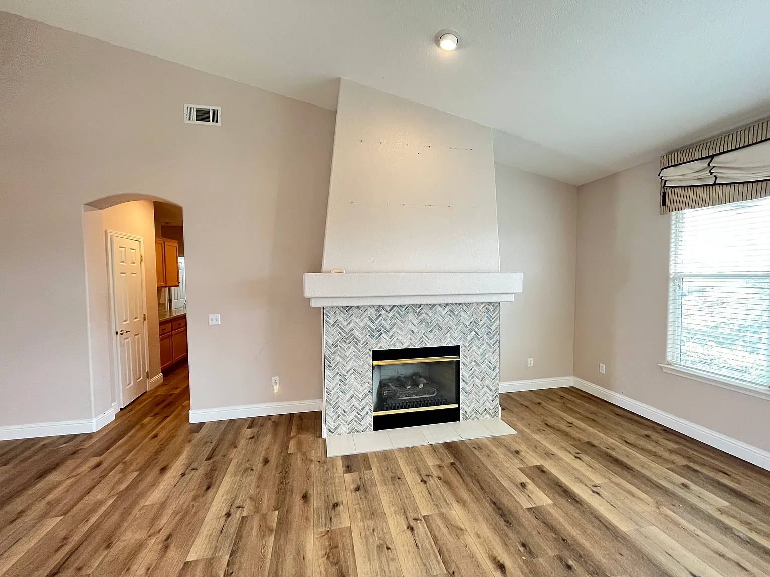 3 bed, 2016 sqft, $4,500 — Photo 4
