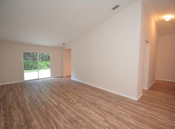 4th image of 28 Farnum Ln