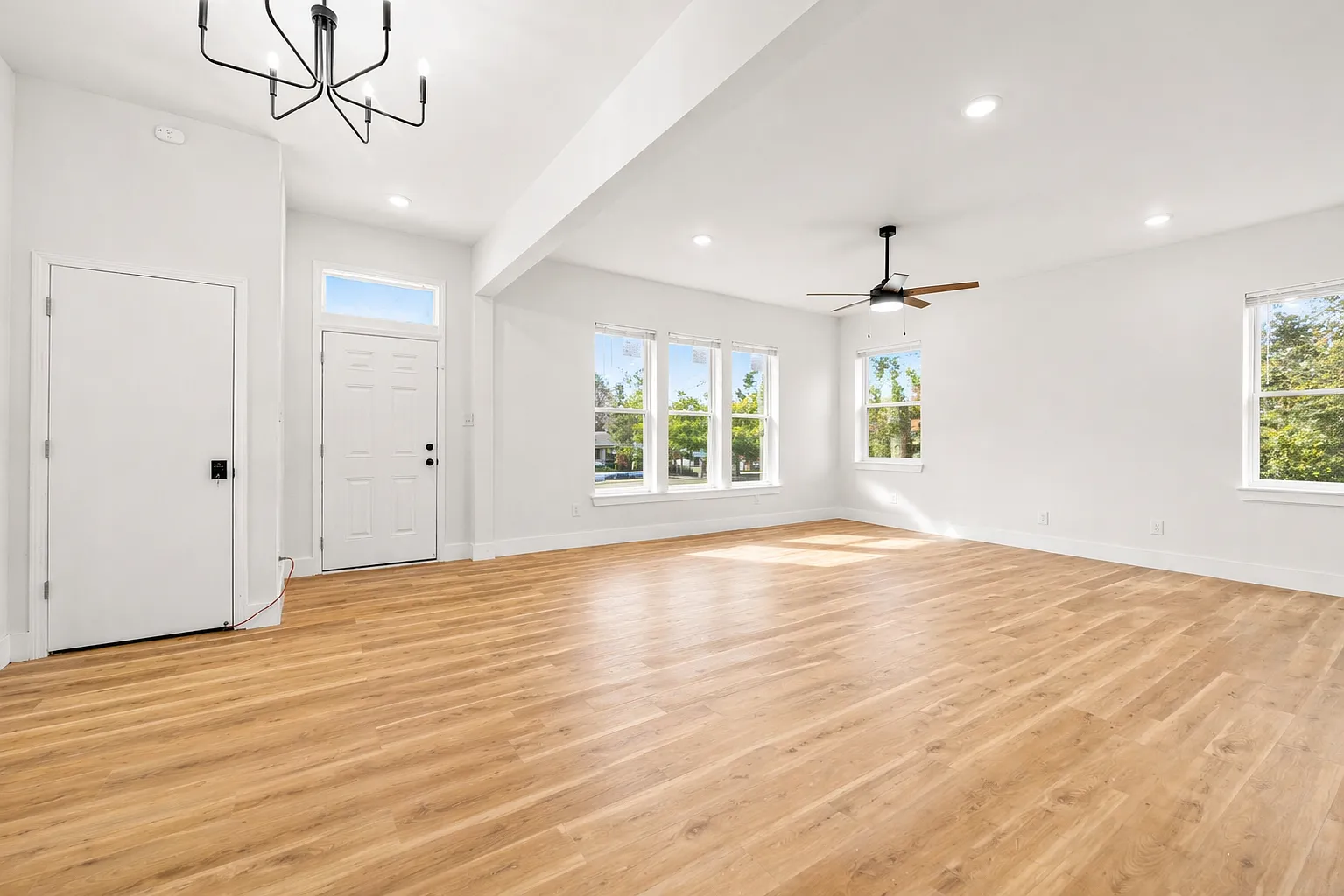 3 bed, 1211 sqft, $1,890 — Photo 3