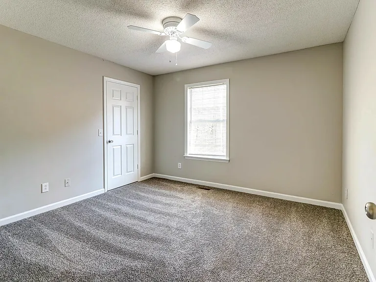 Admiral Place Apartments — Photo 14