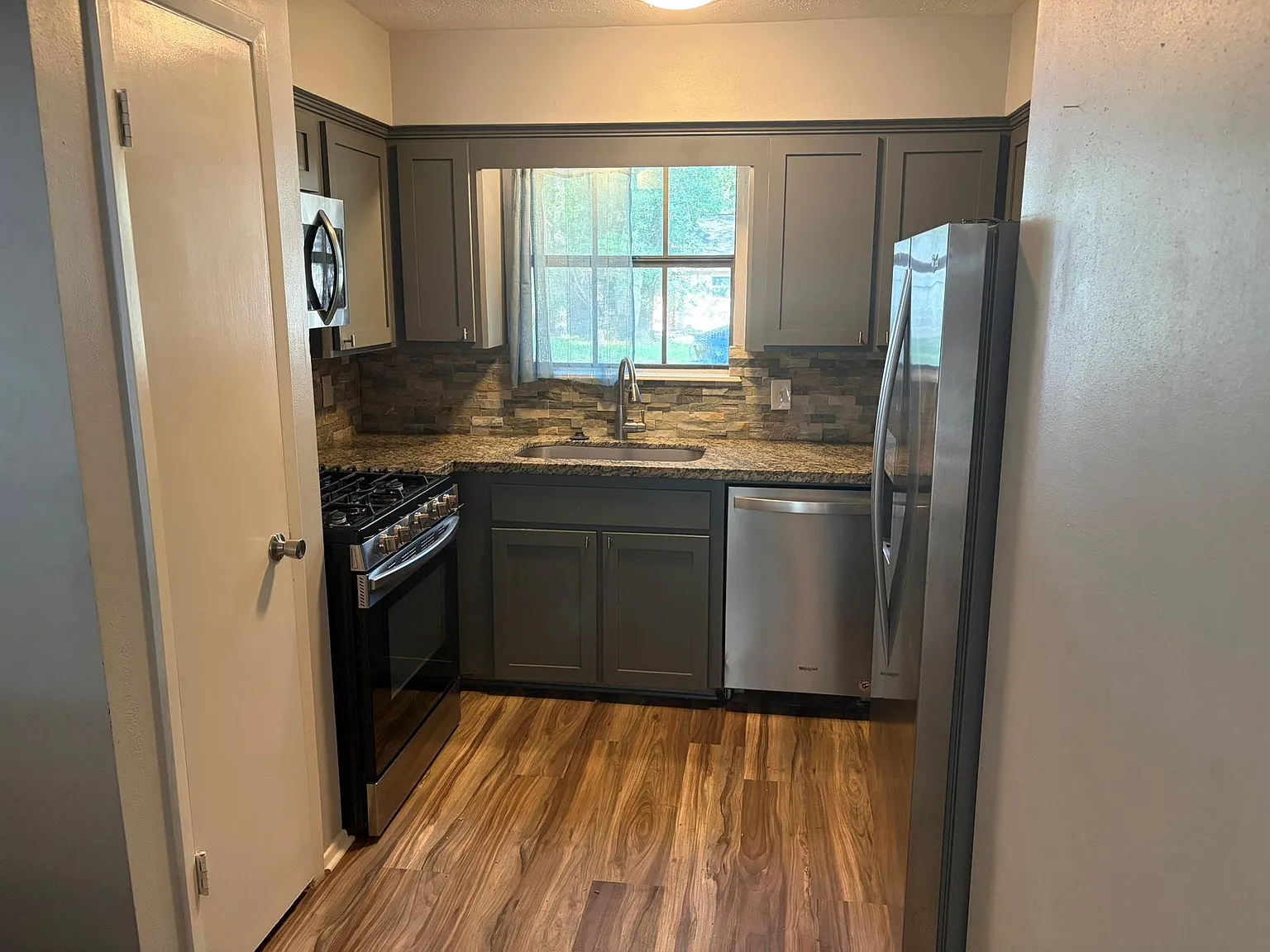 3 bed, 2.0 bath, 1203 sqft, $1,850 — Photo 3