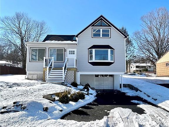3rd image of 15 Pine Echo Dr