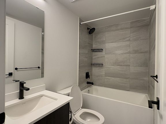 4th image of 2369 Danforth Ave #704